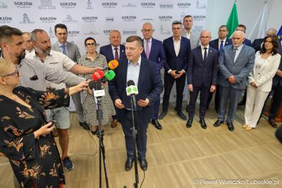 Marszałek województwa lubuskiego Marcin Jabłoński i wicemarszałek Sebastian Ciemnoczołowski, poseł na Sejm RP Krystyna Sibińska, senator Władysław Komarnicki, wojewoda lubuski Marek Cebula, prezydent Gorzowa Wlkp. Jacek Wójcicki, wiceprezydent Gorzowa Izabela Piotrowicz, przewodniczący gorzowskiej Rady Miasta Robert Surowiec, lubuscy i wielkopolscy samorządowcy, przedstawiciele kierownictwa Polskich Kolei Państwowych - spotkali się w gorzowskim magistracie z wiceministrem Piotrem Malepszakiem, który w  Ministerstwie Infrastruktury odpowiada za transport kolejowy.