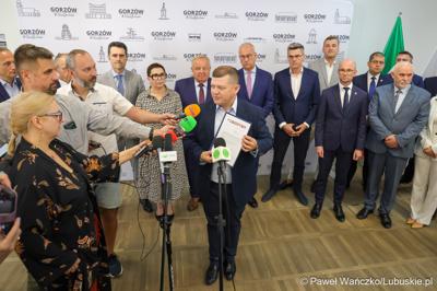 Marszałek województwa lubuskiego Marcin Jabłoński i wicemarszałek Sebastian Ciemnoczołowski, poseł na Sejm RP Krystyna Sibińska, senator Władysław Komarnicki, wojewoda lubuski Marek Cebula, prezydent Gorzowa Wlkp. Jacek Wójcicki, wiceprezydent Gorzowa Izabela Piotrowicz, przewodniczący gorzowskiej Rady Miasta Robert Surowiec, lubuscy i wielkopolscy samorządowcy, przedstawiciele kierownictwa Polskich Kolei Państwowych - spotkali się w gorzowskim magistracie z wiceministrem Piotrem Malepszakiem, który w  Ministerstwie Infrastruktury odpowiada za transport kolejowy.