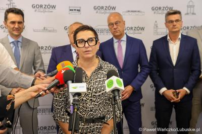 Marszałek województwa lubuskiego Marcin Jabłoński i wicemarszałek Sebastian Ciemnoczołowski, poseł na Sejm RP Krystyna Sibińska, senator Władysław Komarnicki, wojewoda lubuski Marek Cebula, prezydent Gorzowa Wlkp. Jacek Wójcicki, wiceprezydent Gorzowa Izabela Piotrowicz, przewodniczący gorzowskiej Rady Miasta Robert Surowiec, lubuscy i wielkopolscy samorządowcy, przedstawiciele kierownictwa Polskich Kolei Państwowych - spotkali się w gorzowskim magistracie z wiceministrem Piotrem Malepszakiem, który w  Ministerstwie Infrastruktury odpowiada za transport kolejowy.