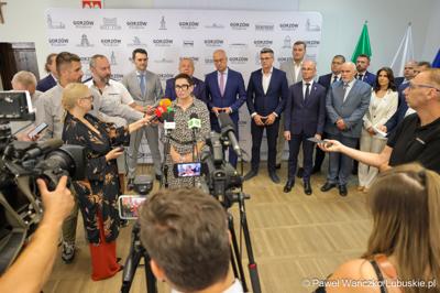 Marszałek województwa lubuskiego Marcin Jabłoński i wicemarszałek Sebastian Ciemnoczołowski, poseł na Sejm RP Krystyna Sibińska, senator Władysław Komarnicki, wojewoda lubuski Marek Cebula, prezydent Gorzowa Wlkp. Jacek Wójcicki, wiceprezydent Gorzowa Izabela Piotrowicz, przewodniczący gorzowskiej Rady Miasta Robert Surowiec, lubuscy i wielkopolscy samorządowcy, przedstawiciele kierownictwa Polskich Kolei Państwowych - spotkali się w gorzowskim magistracie z wiceministrem Piotrem Malepszakiem, który w  Ministerstwie Infrastruktury odpowiada za transport kolejowy.