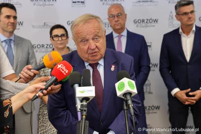 Marszałek województwa lubuskiego Marcin Jabłoński i wicemarszałek Sebastian Ciemnoczołowski, poseł na Sejm RP Krystyna Sibińska, senator Władysław Komarnicki, wojewoda lubuski Marek Cebula, prezydent Gorzowa Wlkp. Jacek Wójcicki, wiceprezydent Gorzowa Izabela Piotrowicz, przewodniczący gorzowskiej Rady Miasta Robert Surowiec, lubuscy i wielkopolscy samorządowcy, przedstawiciele kierownictwa Polskich Kolei Państwowych - spotkali się w gorzowskim magistracie z wiceministrem Piotrem Malepszakiem, który w  Ministerstwie Infrastruktury odpowiada za transport kolejowy.