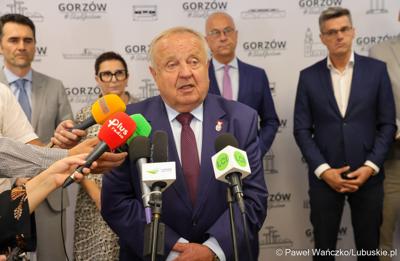 Marszałek województwa lubuskiego Marcin Jabłoński i wicemarszałek Sebastian Ciemnoczołowski, poseł na Sejm RP Krystyna Sibińska, senator Władysław Komarnicki, wojewoda lubuski Marek Cebula, prezydent Gorzowa Wlkp. Jacek Wójcicki, wiceprezydent Gorzowa Izabela Piotrowicz, przewodniczący gorzowskiej Rady Miasta Robert Surowiec, lubuscy i wielkopolscy samorządowcy, przedstawiciele kierownictwa Polskich Kolei Państwowych - spotkali się w gorzowskim magistracie z wiceministrem Piotrem Malepszakiem, który w  Ministerstwie Infrastruktury odpowiada za transport kolejowy.