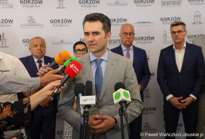 Marszałek województwa lubuskiego Marcin Jabłoński i wicemarszałek Sebastian Ciemnoczołowski, poseł na Sejm RP Krystyna Sibińska, senator Władysław Komarnicki, wojewoda lubuski Marek Cebula, prezydent Gorzowa Wlkp. Jacek Wójcicki, wiceprezydent Gorzowa Izabela Piotrowicz, przewodniczący gorzowskiej Rady Miasta Robert Surowiec, lubuscy i wielkopolscy samorządowcy, przedstawiciele kierownictwa Polskich Kolei Państwowych - spotkali się w gorzowskim magistracie z wiceministrem Piotrem Malepszakiem, który w  Ministerstwie Infrastruktury odpowiada za transport kolejowy.