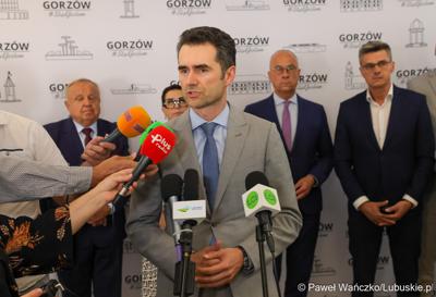 Marszałek województwa lubuskiego Marcin Jabłoński i wicemarszałek Sebastian Ciemnoczołowski, poseł na Sejm RP Krystyna Sibińska, senator Władysław Komarnicki, wojewoda lubuski Marek Cebula, prezydent Gorzowa Wlkp. Jacek Wójcicki, wiceprezydent Gorzowa Izabela Piotrowicz, przewodniczący gorzowskiej Rady Miasta Robert Surowiec, lubuscy i wielkopolscy samorządowcy, przedstawiciele kierownictwa Polskich Kolei Państwowych - spotkali się w gorzowskim magistracie z wiceministrem Piotrem Malepszakiem, który w  Ministerstwie Infrastruktury odpowiada za transport kolejowy.