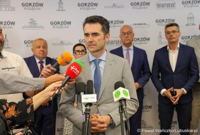 Marszałek województwa lubuskiego Marcin Jabłoński i wicemarszałek Sebastian Ciemnoczołowski, poseł na Sejm RP Krystyna Sibińska, senator Władysław Komarnicki, wojewoda lubuski Marek Cebula, prezydent Gorzowa Wlkp. Jacek Wójcicki, wiceprezydent Gorzowa Izabela Piotrowicz, przewodniczący gorzowskiej Rady Miasta Robert Surowiec, lubuscy i wielkopolscy samorządowcy, przedstawiciele kierownictwa Polskich Kolei Państwowych - spotkali się w gorzowskim magistracie z wiceministrem Piotrem Malepszakiem, który w  Ministerstwie Infrastruktury odpowiada za transport kolejowy.