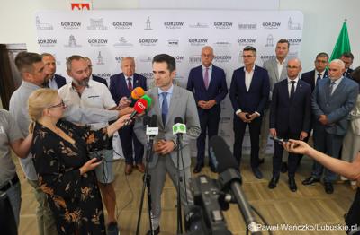 Marszałek województwa lubuskiego Marcin Jabłoński i wicemarszałek Sebastian Ciemnoczołowski, poseł na Sejm RP Krystyna Sibińska, senator Władysław Komarnicki, wojewoda lubuski Marek Cebula, prezydent Gorzowa Wlkp. Jacek Wójcicki, wiceprezydent Gorzowa Izabela Piotrowicz, przewodniczący gorzowskiej Rady Miasta Robert Surowiec, lubuscy i wielkopolscy samorządowcy, przedstawiciele kierownictwa Polskich Kolei Państwowych - spotkali się w gorzowskim magistracie z wiceministrem Piotrem Malepszakiem, który w  Ministerstwie Infrastruktury odpowiada za transport kolejowy.