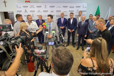 Marszałek województwa lubuskiego Marcin Jabłoński i wicemarszałek Sebastian Ciemnoczołowski, poseł na Sejm RP Krystyna Sibińska, senator Władysław Komarnicki, wojewoda lubuski Marek Cebula, prezydent Gorzowa Wlkp. Jacek Wójcicki, wiceprezydent Gorzowa Izabela Piotrowicz, przewodniczący gorzowskiej Rady Miasta Robert Surowiec, lubuscy i wielkopolscy samorządowcy, przedstawiciele kierownictwa Polskich Kolei Państwowych - spotkali się w gorzowskim magistracie z wiceministrem Piotrem Malepszakiem, który w  Ministerstwie Infrastruktury odpowiada za transport kolejowy.
