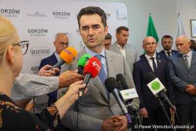 Marszałek województwa lubuskiego Marcin Jabłoński i wicemarszałek Sebastian Ciemnoczołowski, poseł na Sejm RP Krystyna Sibińska, senator Władysław Komarnicki, wojewoda lubuski Marek Cebula, prezydent Gorzowa Wlkp. Jacek Wójcicki, wiceprezydent Gorzowa Izabela Piotrowicz, przewodniczący gorzowskiej Rady Miasta Robert Surowiec, lubuscy i wielkopolscy samorządowcy, przedstawiciele kierownictwa Polskich Kolei Państwowych - spotkali się w gorzowskim magistracie z wiceministrem Piotrem Malepszakiem, który w  Ministerstwie Infrastruktury odpowiada za transport kolejowy.
