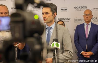 Marszałek województwa lubuskiego Marcin Jabłoński i wicemarszałek Sebastian Ciemnoczołowski, poseł na Sejm RP Krystyna Sibińska, senator Władysław Komarnicki, wojewoda lubuski Marek Cebula, prezydent Gorzowa Wlkp. Jacek Wójcicki, wiceprezydent Gorzowa Izabela Piotrowicz, przewodniczący gorzowskiej Rady Miasta Robert Surowiec, lubuscy i wielkopolscy samorządowcy, przedstawiciele kierownictwa Polskich Kolei Państwowych - spotkali się w gorzowskim magistracie z wiceministrem Piotrem Malepszakiem, który w  Ministerstwie Infrastruktury odpowiada za transport kolejowy.