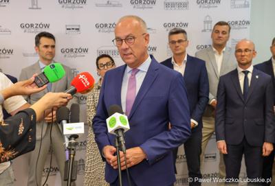 Marszałek województwa lubuskiego Marcin Jabłoński i wicemarszałek Sebastian Ciemnoczołowski, poseł na Sejm RP Krystyna Sibińska, senator Władysław Komarnicki, wojewoda lubuski Marek Cebula, prezydent Gorzowa Wlkp. Jacek Wójcicki, wiceprezydent Gorzowa Izabela Piotrowicz, przewodniczący gorzowskiej Rady Miasta Robert Surowiec, lubuscy i wielkopolscy samorządowcy, przedstawiciele kierownictwa Polskich Kolei Państwowych - spotkali się w gorzowskim magistracie z wiceministrem Piotrem Malepszakiem, który w  Ministerstwie Infrastruktury odpowiada za transport kolejowy.