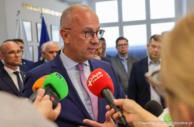 Marszałek województwa lubuskiego Marcin Jabłoński i wicemarszałek Sebastian Ciemnoczołowski, poseł na Sejm RP Krystyna Sibińska, senator Władysław Komarnicki, wojewoda lubuski Marek Cebula, prezydent Gorzowa Wlkp. Jacek Wójcicki, wiceprezydent Gorzowa Izabela Piotrowicz, przewodniczący gorzowskiej Rady Miasta Robert Surowiec, lubuscy i wielkopolscy samorządowcy, przedstawiciele kierownictwa Polskich Kolei Państwowych - spotkali się w gorzowskim magistracie z wiceministrem Piotrem Malepszakiem, który w  Ministerstwie Infrastruktury odpowiada za transport kolejowy.