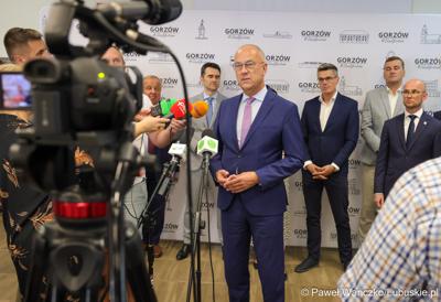 Marszałek województwa lubuskiego Marcin Jabłoński i wicemarszałek Sebastian Ciemnoczołowski, poseł na Sejm RP Krystyna Sibińska, senator Władysław Komarnicki, wojewoda lubuski Marek Cebula, prezydent Gorzowa Wlkp. Jacek Wójcicki, wiceprezydent Gorzowa Izabela Piotrowicz, przewodniczący gorzowskiej Rady Miasta Robert Surowiec, lubuscy i wielkopolscy samorządowcy, przedstawiciele kierownictwa Polskich Kolei Państwowych - spotkali się w gorzowskim magistracie z wiceministrem Piotrem Malepszakiem, który w  Ministerstwie Infrastruktury odpowiada za transport kolejowy.