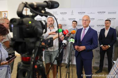 Marszałek województwa lubuskiego Marcin Jabłoński i wicemarszałek Sebastian Ciemnoczołowski, poseł na Sejm RP Krystyna Sibińska, senator Władysław Komarnicki, wojewoda lubuski Marek Cebula, prezydent Gorzowa Wlkp. Jacek Wójcicki, wiceprezydent Gorzowa Izabela Piotrowicz, przewodniczący gorzowskiej Rady Miasta Robert Surowiec, lubuscy i wielkopolscy samorządowcy, przedstawiciele kierownictwa Polskich Kolei Państwowych - spotkali się w gorzowskim magistracie z wiceministrem Piotrem Malepszakiem, który w  Ministerstwie Infrastruktury odpowiada za transport kolejowy.