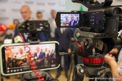 Marszałek województwa lubuskiego Marcin Jabłoński i wicemarszałek Sebastian Ciemnoczołowski, poseł na Sejm RP Krystyna Sibińska, senator Władysław Komarnicki, wojewoda lubuski Marek Cebula, prezydent Gorzowa Wlkp. Jacek Wójcicki, wiceprezydent Gorzowa Izabela Piotrowicz, przewodniczący gorzowskiej Rady Miasta Robert Surowiec, lubuscy i wielkopolscy samorządowcy, przedstawiciele kierownictwa Polskich Kolei Państwowych - spotkali się w gorzowskim magistracie z wiceministrem Piotrem Malepszakiem, który w  Ministerstwie Infrastruktury odpowiada za transport kolejowy.