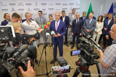 Marszałek województwa lubuskiego Marcin Jabłoński i wicemarszałek Sebastian Ciemnoczołowski, poseł na Sejm RP Krystyna Sibińska, senator Władysław Komarnicki, wojewoda lubuski Marek Cebula, prezydent Gorzowa Wlkp. Jacek Wójcicki, wiceprezydent Gorzowa Izabela Piotrowicz, przewodniczący gorzowskiej Rady Miasta Robert Surowiec, lubuscy i wielkopolscy samorządowcy, przedstawiciele kierownictwa Polskich Kolei Państwowych - spotkali się w gorzowskim magistracie z wiceministrem Piotrem Malepszakiem, który w  Ministerstwie Infrastruktury odpowiada za transport kolejowy.