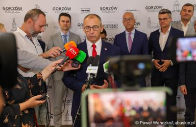 Marszałek województwa lubuskiego Marcin Jabłoński i wicemarszałek Sebastian Ciemnoczołowski, poseł na Sejm RP Krystyna Sibińska, senator Władysław Komarnicki, wojewoda lubuski Marek Cebula, prezydent Gorzowa Wlkp. Jacek Wójcicki, wiceprezydent Gorzowa Izabela Piotrowicz, przewodniczący gorzowskiej Rady Miasta Robert Surowiec, lubuscy i wielkopolscy samorządowcy, przedstawiciele kierownictwa Polskich Kolei Państwowych - spotkali się w gorzowskim magistracie z wiceministrem Piotrem Malepszakiem, który w  Ministerstwie Infrastruktury odpowiada za transport kolejowy.
