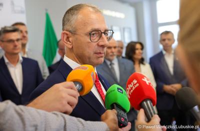 Marszałek województwa lubuskiego Marcin Jabłoński i wicemarszałek Sebastian Ciemnoczołowski, poseł na Sejm RP Krystyna Sibińska, senator Władysław Komarnicki, wojewoda lubuski Marek Cebula, prezydent Gorzowa Wlkp. Jacek Wójcicki, wiceprezydent Gorzowa Izabela Piotrowicz, przewodniczący gorzowskiej Rady Miasta Robert Surowiec, lubuscy i wielkopolscy samorządowcy, przedstawiciele kierownictwa Polskich Kolei Państwowych - spotkali się w gorzowskim magistracie z wiceministrem Piotrem Malepszakiem, który w  Ministerstwie Infrastruktury odpowiada za transport kolejowy.