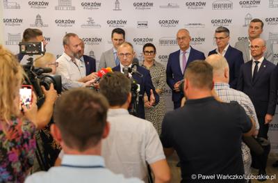 Marszałek województwa lubuskiego Marcin Jabłoński i wicemarszałek Sebastian Ciemnoczołowski, poseł na Sejm RP Krystyna Sibińska, senator Władysław Komarnicki, wojewoda lubuski Marek Cebula, prezydent Gorzowa Wlkp. Jacek Wójcicki, wiceprezydent Gorzowa Izabela Piotrowicz, przewodniczący gorzowskiej Rady Miasta Robert Surowiec, lubuscy i wielkopolscy samorządowcy, przedstawiciele kierownictwa Polskich Kolei Państwowych - spotkali się w gorzowskim magistracie z wiceministrem Piotrem Malepszakiem, który w  Ministerstwie Infrastruktury odpowiada za transport kolejowy.