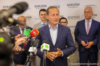 Marszałek województwa lubuskiego Marcin Jabłoński i wicemarszałek Sebastian Ciemnoczołowski, poseł na Sejm RP Krystyna Sibińska, senator Władysław Komarnicki, wojewoda lubuski Marek Cebula, prezydent Gorzowa Wlkp. Jacek Wójcicki, wiceprezydent Gorzowa Izabela Piotrowicz, przewodniczący gorzowskiej Rady Miasta Robert Surowiec, lubuscy i wielkopolscy samorządowcy, przedstawiciele kierownictwa Polskich Kolei Państwowych - spotkali się w gorzowskim magistracie z wiceministrem Piotrem Malepszakiem, który w  Ministerstwie Infrastruktury odpowiada za transport kolejowy.