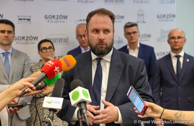 Marszałek województwa lubuskiego Marcin Jabłoński i wicemarszałek Sebastian Ciemnoczołowski, poseł na Sejm RP Krystyna Sibińska, senator Władysław Komarnicki, wojewoda lubuski Marek Cebula, prezydent Gorzowa Wlkp. Jacek Wójcicki, wiceprezydent Gorzowa Izabela Piotrowicz, przewodniczący gorzowskiej Rady Miasta Robert Surowiec, lubuscy i wielkopolscy samorządowcy, przedstawiciele kierownictwa Polskich Kolei Państwowych - spotkali się w gorzowskim magistracie z wiceministrem Piotrem Malepszakiem, który w  Ministerstwie Infrastruktury odpowiada za transport kolejowy.