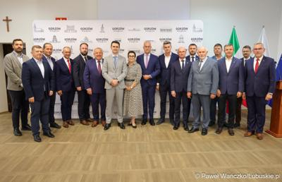 Marszałek województwa lubuskiego Marcin Jabłoński i wicemarszałek Sebastian Ciemnoczołowski, poseł na Sejm RP Krystyna Sibińska, senator Władysław Komarnicki, wojewoda lubuski Marek Cebula, prezydent Gorzowa Wlkp. Jacek Wójcicki, wiceprezydent Gorzowa Izabela Piotrowicz, przewodniczący gorzowskiej Rady Miasta Robert Surowiec, lubuscy i wielkopolscy samorządowcy, przedstawiciele kierownictwa Polskich Kolei Państwowych - spotkali się w gorzowskim magistracie z wiceministrem Piotrem Malepszakiem, który w  Ministerstwie Infrastruktury odpowiada za transport kolejowy.