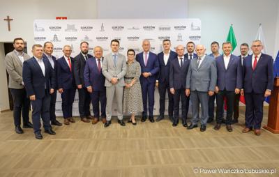 Marszałek województwa lubuskiego Marcin Jabłoński i wicemarszałek Sebastian Ciemnoczołowski, poseł na Sejm RP Krystyna Sibińska, senator Władysław Komarnicki, wojewoda lubuski Marek Cebula, prezydent Gorzowa Wlkp. Jacek Wójcicki, wiceprezydent Gorzowa Izabela Piotrowicz, przewodniczący gorzowskiej Rady Miasta Robert Surowiec, lubuscy i wielkopolscy samorządowcy, przedstawiciele kierownictwa Polskich Kolei Państwowych - spotkali się w gorzowskim magistracie z wiceministrem Piotrem Malepszakiem, który w  Ministerstwie Infrastruktury odpowiada za transport kolejowy.