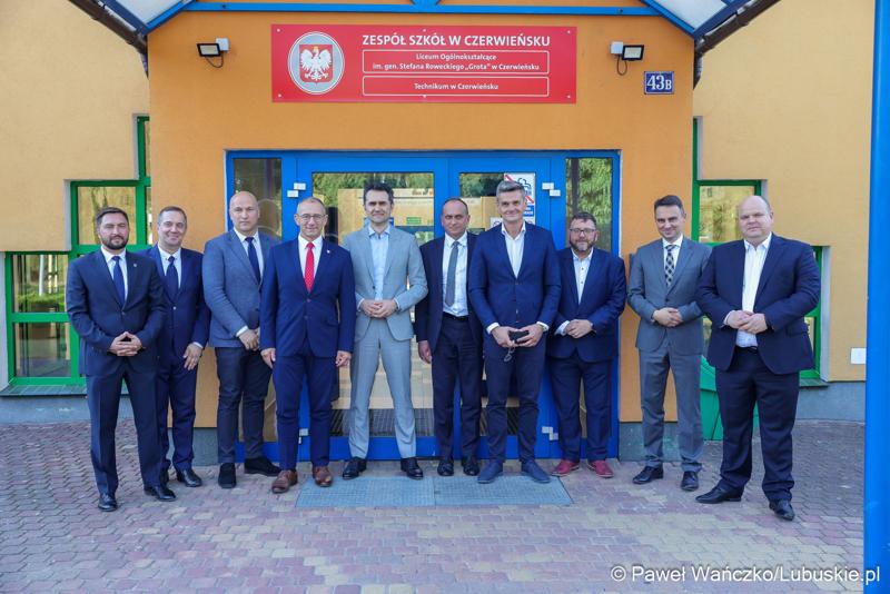 Wiceminister infrastruktury Piotr Malepszak wraz z wicemarszałkiem Sebastianem Ciemnoczołowskim, wojewodą lubuskim Markiem Cebulą i wiceprezydentem Zielonej Góry drem Jarosławem Flakowskim odwiedzili Czerwieńsk