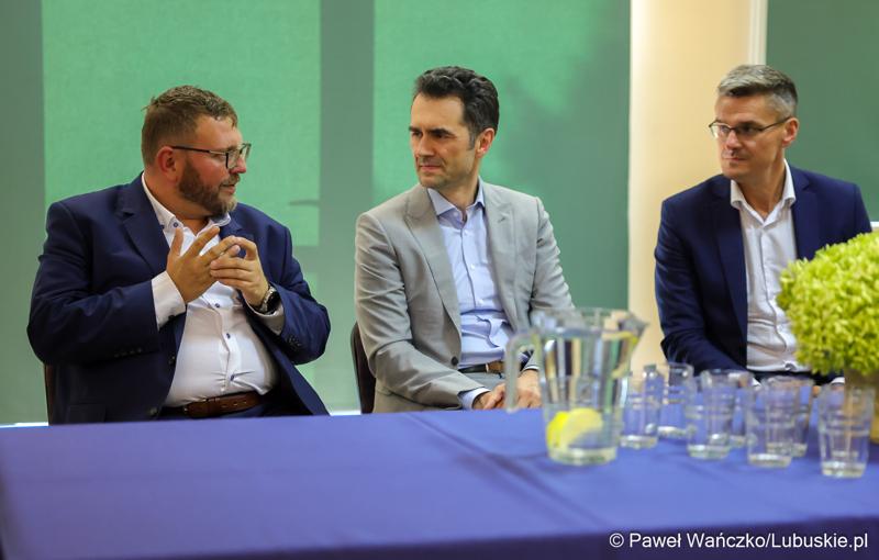 Wiceminister infrastruktury Piotr Malepszak wraz z wicemarszałkiem Sebastianem Ciemnoczołowskim, wojewodą lubuskim Markiem Cebulą i wiceprezydentem Zielonej Góry drem Jarosławem Flakowskim odwiedzili Czerwieńsk