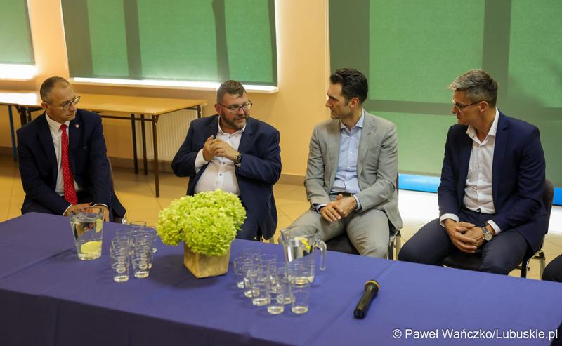 Wiceminister infrastruktury Piotr Malepszak wraz z wicemarszałkiem Sebastianem Ciemnoczołowskim, wojewodą lubuskim Markiem Cebulą i wiceprezydentem Zielonej Góry drem Jarosławem Flakowskim odwiedzili Czerwieńsk