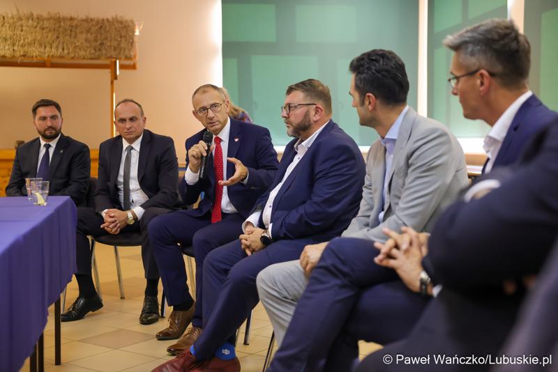 Wiceminister infrastruktury Piotr Malepszak wraz z wicemarszałkiem Sebastianem Ciemnoczołowskim, wojewodą lubuskim Markiem Cebulą i wiceprezydentem Zielonej Góry drem Jarosławem Flakowskim odwiedzili Czerwieńsk
