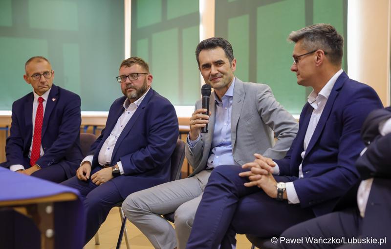 Wiceminister infrastruktury Piotr Malepszak wraz z wicemarszałkiem Sebastianem Ciemnoczołowskim, wojewodą lubuskim Markiem Cebulą i wiceprezydentem Zielonej Góry drem Jarosławem Flakowskim odwiedzili Czerwieńsk