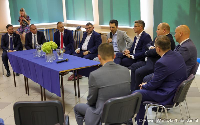 Wiceminister infrastruktury Piotr Malepszak wraz z wicemarszałkiem Sebastianem Ciemnoczołowskim, wojewodą lubuskim Markiem Cebulą i wiceprezydentem Zielonej Góry drem Jarosławem Flakowskim odwiedzili Czerwieńsk