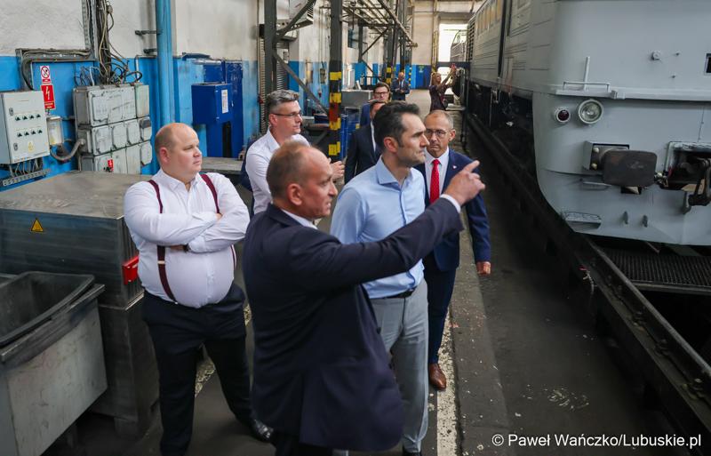 Wiceminister infrastruktury Piotr Malepszak wraz z wicemarszałkiem Sebastianem Ciemnoczołowskim, wojewodą lubuskim Markiem Cebulą i wiceprezydentem Zielonej Góry drem Jarosławem Flakowskim odwiedzili Czerwieńsk