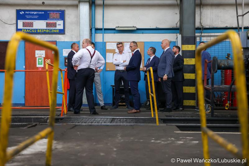 Wiceminister infrastruktury Piotr Malepszak wraz z wicemarszałkiem Sebastianem Ciemnoczołowskim, wojewodą lubuskim Markiem Cebulą i wiceprezydentem Zielonej Góry drem Jarosławem Flakowskim odwiedzili Czerwieńsk