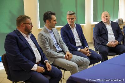 Wiceminister infrastruktury Piotr Malepszak wraz z wicemarszałkiem Sebastianem Ciemnoczołowskim, wojewodą lubuskim Markiem Cebulą i wiceprezydentem Zielonej Góry drem Jarosławem Flakowskim odwiedzili Czerwieńsk