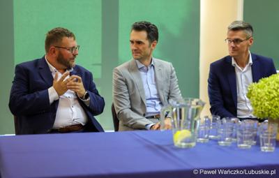 Wiceminister infrastruktury Piotr Malepszak wraz z wicemarszałkiem Sebastianem Ciemnoczołowskim, wojewodą lubuskim Markiem Cebulą i wiceprezydentem Zielonej Góry drem Jarosławem Flakowskim odwiedzili Czerwieńsk
