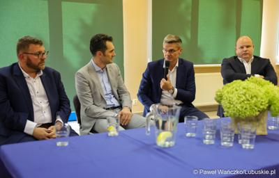 Wiceminister infrastruktury Piotr Malepszak wraz z wicemarszałkiem Sebastianem Ciemnoczołowskim, wojewodą lubuskim Markiem Cebulą i wiceprezydentem Zielonej Góry drem Jarosławem Flakowskim odwiedzili Czerwieńsk