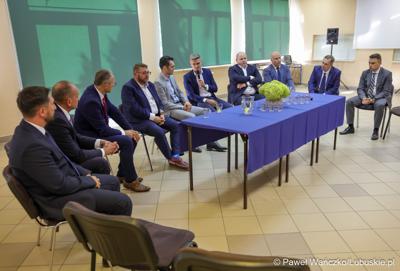Wiceminister infrastruktury Piotr Malepszak wraz z wicemarszałkiem Sebastianem Ciemnoczołowskim, wojewodą lubuskim Markiem Cebulą i wiceprezydentem Zielonej Góry drem Jarosławem Flakowskim odwiedzili Czerwieńsk