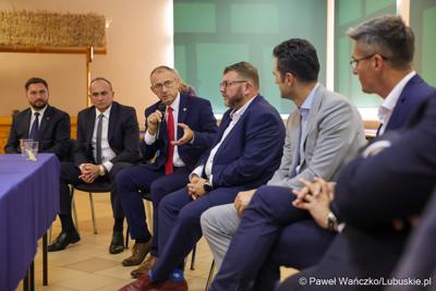 Wiceminister infrastruktury Piotr Malepszak wraz z wicemarszałkiem Sebastianem Ciemnoczołowskim, wojewodą lubuskim Markiem Cebulą i wiceprezydentem Zielonej Góry drem Jarosławem Flakowskim odwiedzili Czerwieńsk
