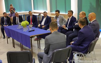 Wiceminister infrastruktury Piotr Malepszak wraz z wicemarszałkiem Sebastianem Ciemnoczołowskim, wojewodą lubuskim Markiem Cebulą i wiceprezydentem Zielonej Góry drem Jarosławem Flakowskim odwiedzili Czerwieńsk