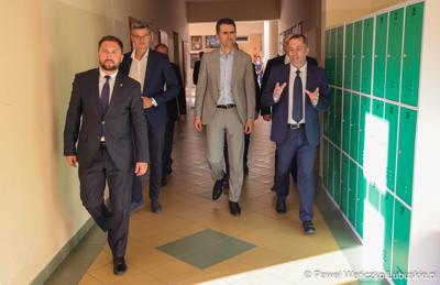 Wiceminister infrastruktury Piotr Malepszak wraz z wicemarszałkiem Sebastianem Ciemnoczołowskim, wojewodą lubuskim Markiem Cebulą i wiceprezydentem Zielonej Góry drem Jarosławem Flakowskim odwiedzili Czerwieńsk