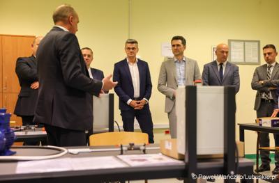 Wiceminister infrastruktury Piotr Malepszak wraz z wicemarszałkiem Sebastianem Ciemnoczołowskim, wojewodą lubuskim Markiem Cebulą i wiceprezydentem Zielonej Góry drem Jarosławem Flakowskim odwiedzili Czerwieńsk