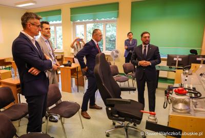 Wiceminister infrastruktury Piotr Malepszak wraz z wicemarszałkiem Sebastianem Ciemnoczołowskim, wojewodą lubuskim Markiem Cebulą i wiceprezydentem Zielonej Góry drem Jarosławem Flakowskim odwiedzili Czerwieńsk