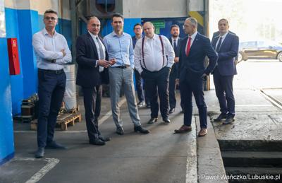 Wiceminister infrastruktury Piotr Malepszak wraz z wicemarszałkiem Sebastianem Ciemnoczołowskim, wojewodą lubuskim Markiem Cebulą i wiceprezydentem Zielonej Góry drem Jarosławem Flakowskim odwiedzili Czerwieńsk