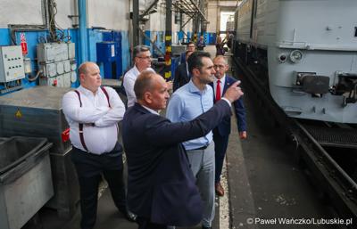 Wiceminister infrastruktury Piotr Malepszak wraz z wicemarszałkiem Sebastianem Ciemnoczołowskim, wojewodą lubuskim Markiem Cebulą i wiceprezydentem Zielonej Góry drem Jarosławem Flakowskim odwiedzili Czerwieńsk