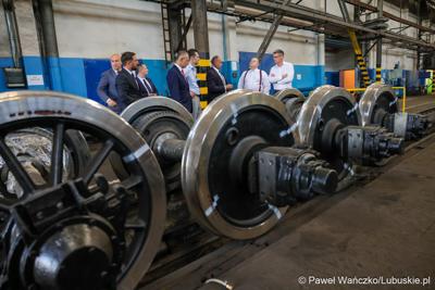 Wiceminister infrastruktury Piotr Malepszak wraz z wicemarszałkiem Sebastianem Ciemnoczołowskim, wojewodą lubuskim Markiem Cebulą i wiceprezydentem Zielonej Góry drem Jarosławem Flakowskim odwiedzili Czerwieńsk