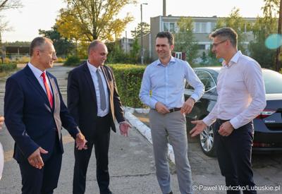 Wiceminister infrastruktury Piotr Malepszak wraz z wicemarszałkiem Sebastianem Ciemnoczołowskim, wojewodą lubuskim Markiem Cebulą i wiceprezydentem Zielonej Góry drem Jarosławem Flakowskim odwiedzili Czerwieńsk