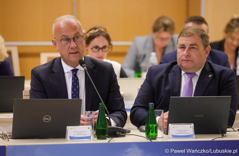 Marszałek Województwa Lubuskiego  Marcin Jabłoński (z lewej) i Wicemarszałek Województwa Lubuskiego Grzegorz Potęga podczas wrześniowej sesji Sejmiku Województwa Lubuskiego