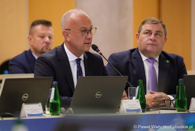 Marszałek Województwa Lubuskiego  Marcin Jabłoński (z lewej) i Wicemarszałek Województwa Lubuskiego Grzegorz Potęga podczas wrześniowej sesji Sejmiku Województwa Lubuskiego