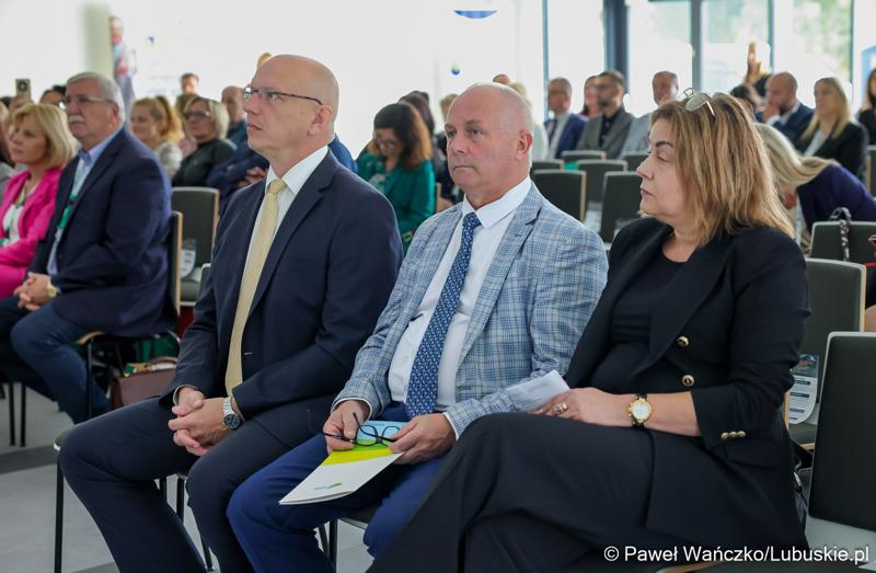 Uczestnicy konferencji pt. Razem budujemy lubuską przyszłość – innowacje i edukacja podstawą kreowania lepszych miejsc pracy, która odbyła się w Parku Technologii Kosmicznych w Zielonej Górze-Nowym Kisielinie.